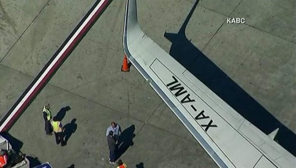 Avión de Aeroméxico choca con camión en el aeropuerto de Los Ángeles