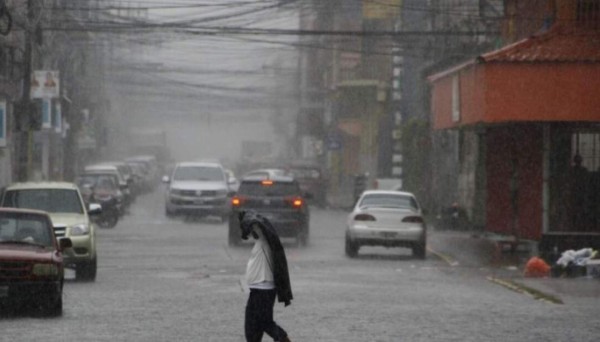 Lluvias con actividad eléctrica continuarán en varias regiones de Honduras
