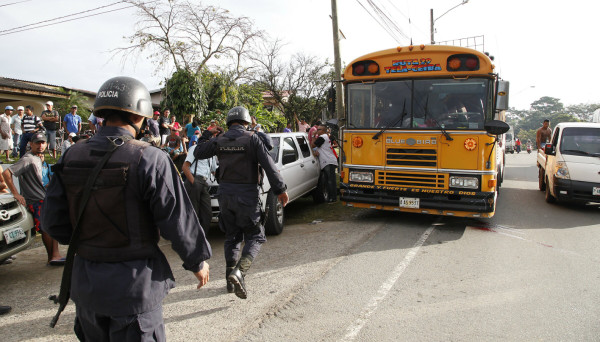 Matan a hombre y hieren a menor en asalto a bus en La Ceiba