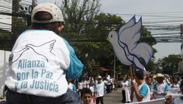 Sampedranos caminan por la paz en Honduras