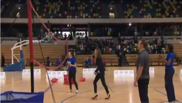 Vídeo: La duquesa Kate Middleton juega voleibol en tacones