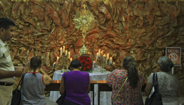 Con devoción y fe, miles de hondureños visitan la réplica de la Sábana Santa