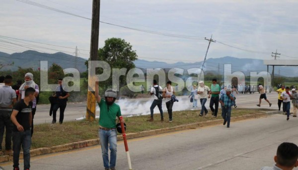 Desalojan con gases lacrimógenos a manifestantes del peaje hacia El Progreso