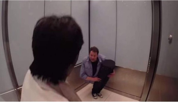 Hombre partido a la mitad causa terror en el ascensor