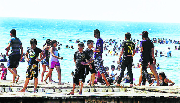 Abarrotadas de bañistas playas de Puerto Cortés