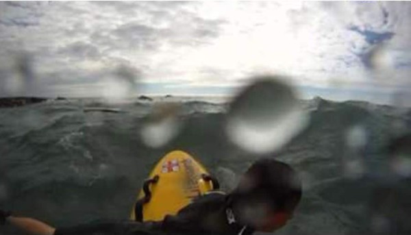Video: Hombre salva a un niño de morir ahogado en el mar  
