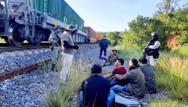 Rescatan a 14 migrantes hondureños en Tuxtepec, México