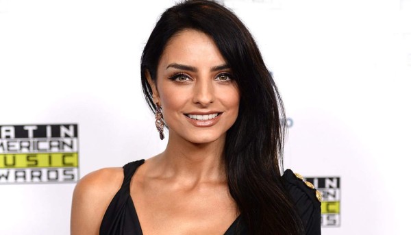 Aislinn Derbez presume su pancita