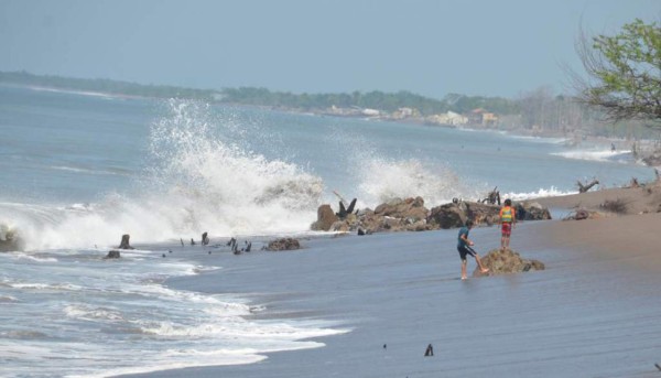 Alerta verde por 72 horas ante fuerte oleaje en el Pacífico