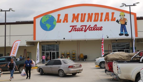 Agencia La Mundial abre tienda en El Progreso