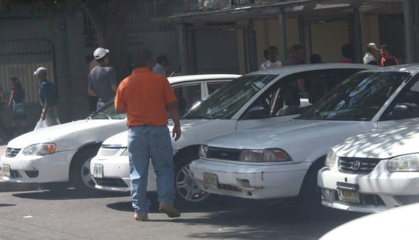 Taxistas y alcaldía capitalina logran acuerdo sobre tasa vehicular