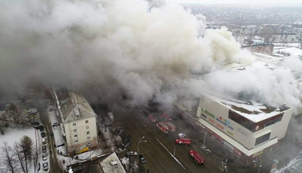 Al menos 37 muertos en el incendio de un centro comercial en Siberia