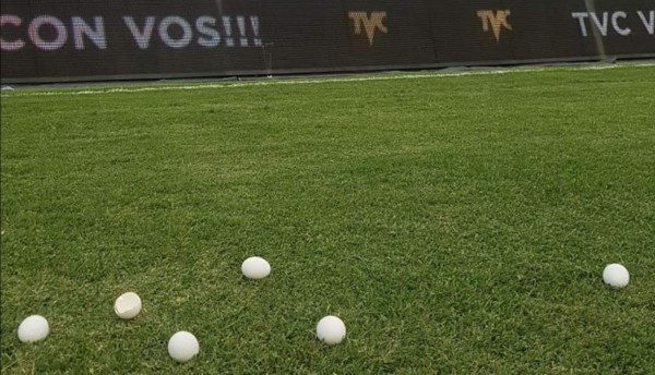 Aficionados del Olimpia lanzan huevos a los jugadores en el estadio Nacional