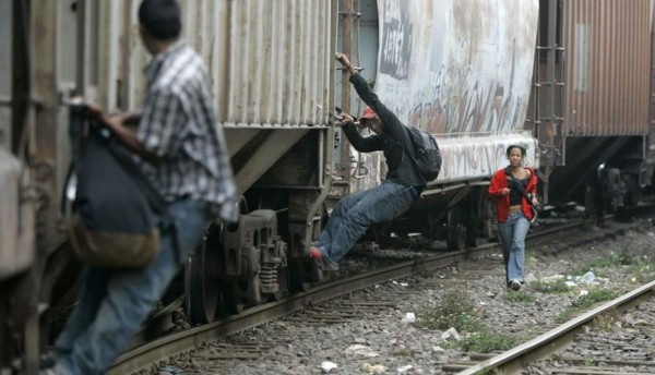 Hondureño pierde pies al caer de tren en México
