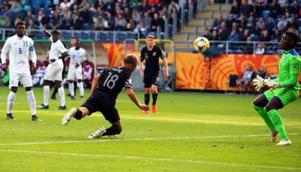 Ben Waine al momento de marcar su doblete y el tercer gol de Nueva Zelanda sobre Honduras. Foto es.fifa.com