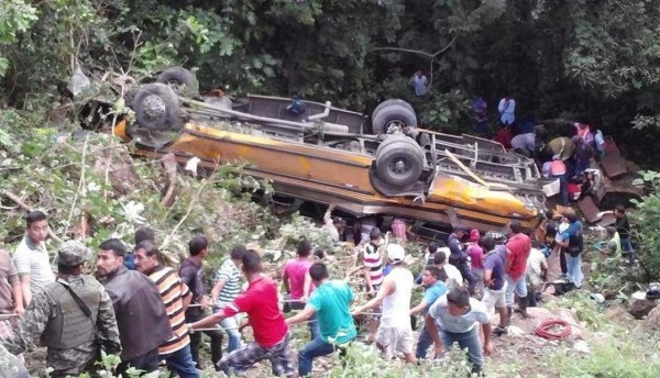 Hallan permiso de bus que se volcó en San Juan de Opoa