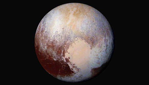 Plutón, misterioso y lejano, es ya un planeta enano