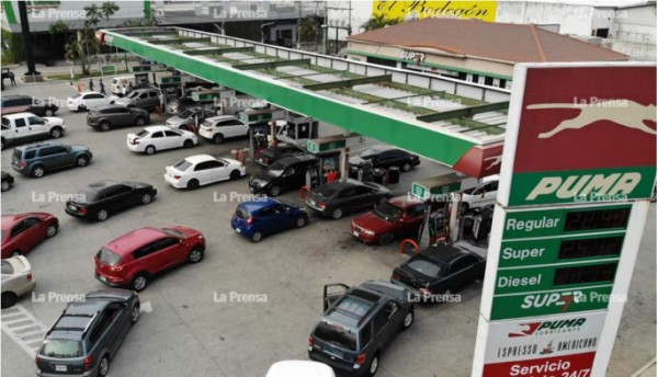 Hondureños abarrotan gasolineras por temor a escasez