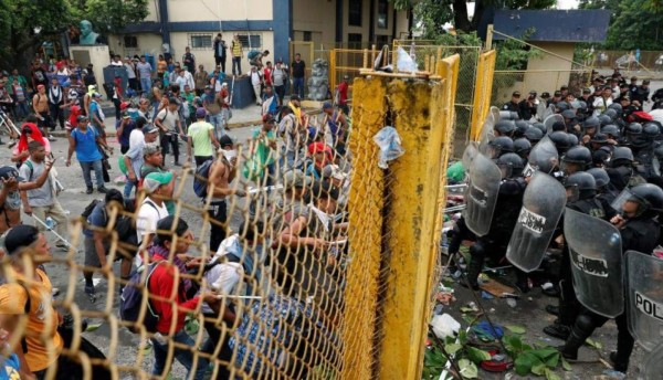 Migrantes se enfrentan a la policía en frontera con México