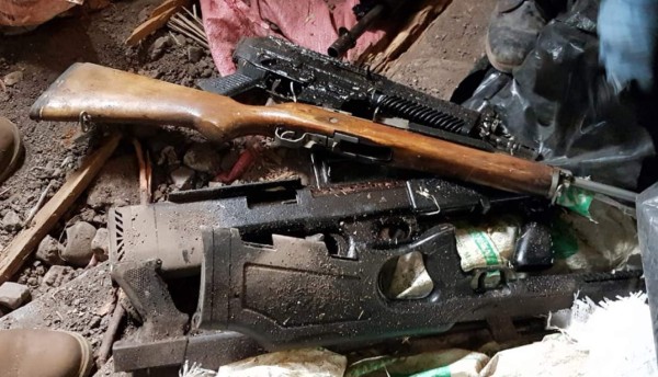 Encuentran enterradas varias armas en la cocina de una casa en Francisco Morazán