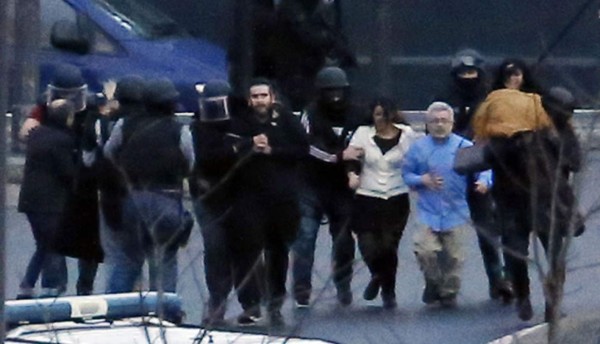 Francia: policías matan a presuntos terroristas y liberan a rehenes
