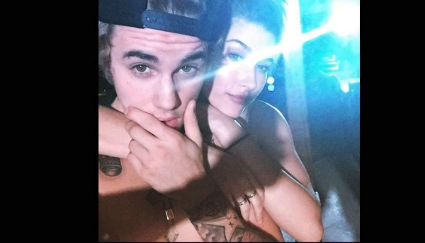 Justin Bieber celebró sus 21 años con sexi modelo