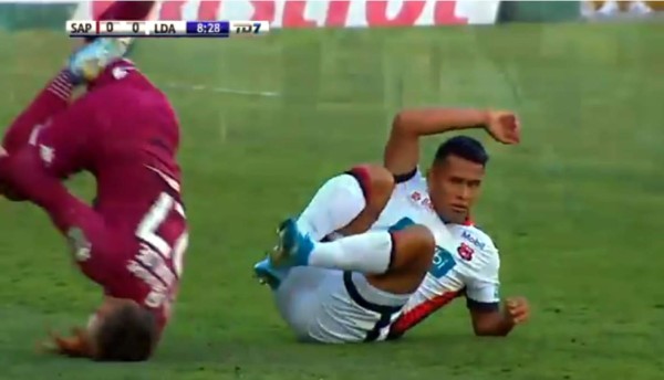 VIDEO: Alex López expulsado en el clásico de Costa Rica por agredir a un joven de 17 años