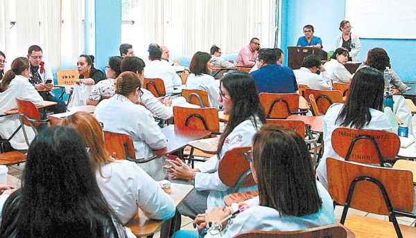 Estudiantes en servicio social exigen su salario beca