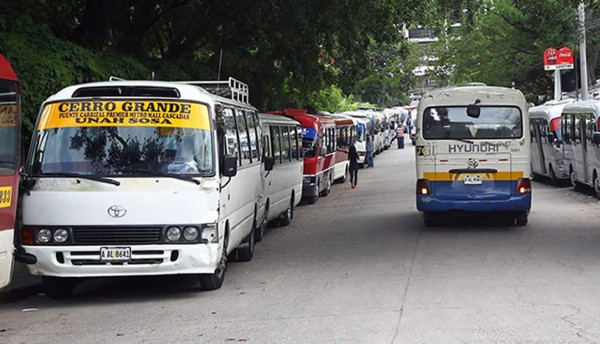 Unos 17 mil conductores exigen seguridad y amenazan con paro