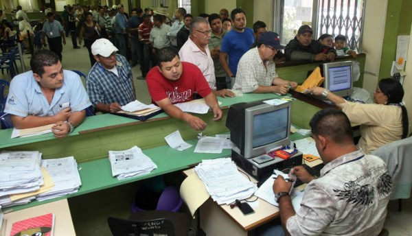 DEI extiende permisos de circulación de autos hasta el lunes