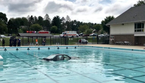 Clase de conducción termina con auto dentro de una piscina privada
