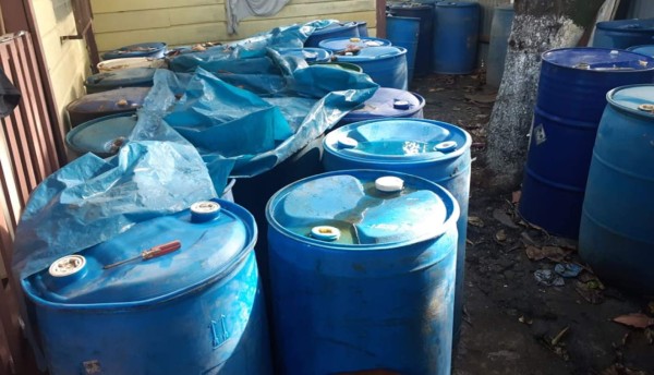 Policía decomisa más de 60 barriles de combustible clandestino en Puerto Cortés