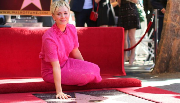 Kaley Cuoco recibe su estrella en Hollywood