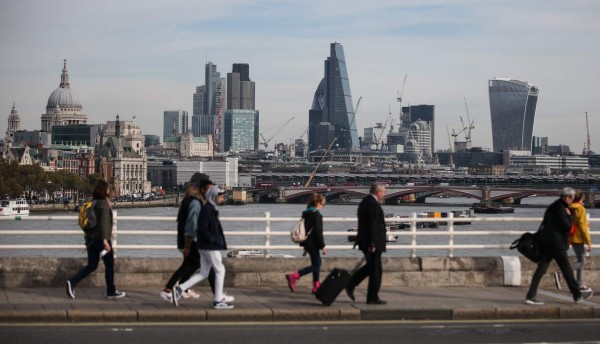 (FILES) In this file photo taken on October 27, 2016 Pedestrians walking through Waterloo Bridge with the skyline of the City of London in the background on October 27, 2016. - With Britain's EU exit, the City loses 'passporting' rights that has allowed a powerful driver of Britain's dominant services sector to operate freely across the bloc. The long-standing bilateral arrangement that has convinced especially large US and Japanese lenders to set up massive operations in London, formally ends with the conclusion of a Brexit transition period due December 31. Britain must now move onto so-called 'equivalence', whereby financial firms agree to meet EU rules to maintain access to its market. But the new set of rules are not without risk for City companies working out of London skyscrapers nestled among medieval buildings. (Photo by Daniel LEAL-OLIVAS / AFP)