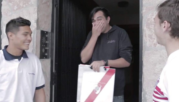 Jugadores de River Plate entregan a domicilio productos de su tienda