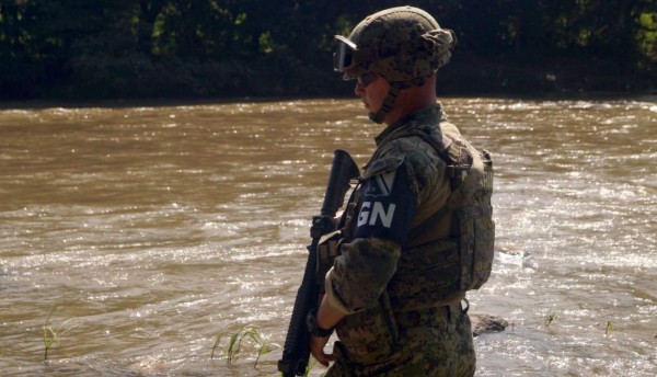 Militares mexicanos vigilan río Bravo para evitar que migrantes crucen a EEUU