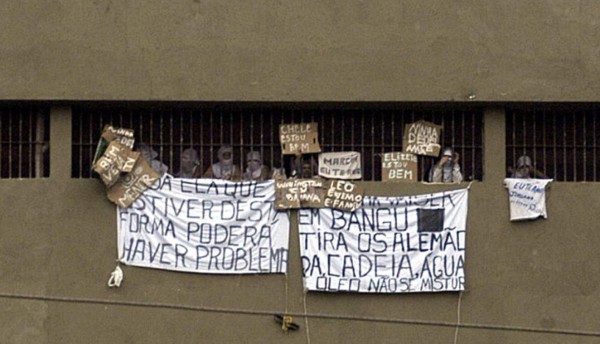Presos en Brasil mantienen nueve rehenes durante más de 44 horas