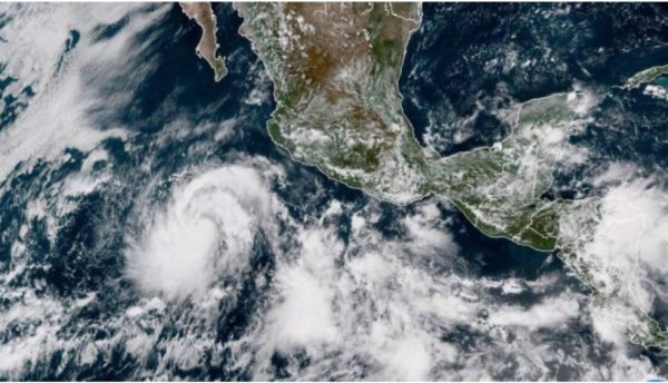 Huracán Rosa se fortalece frente a costas de México