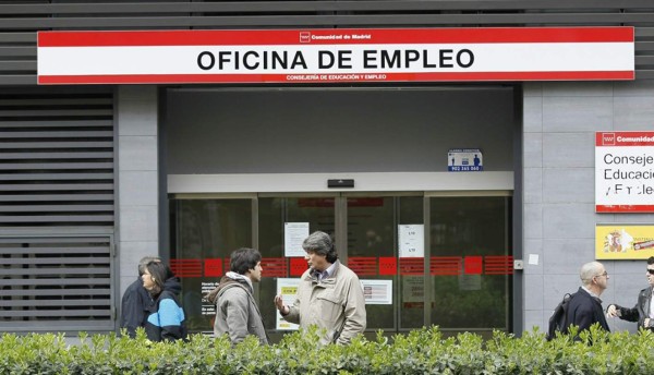 Baja el desempleo en España