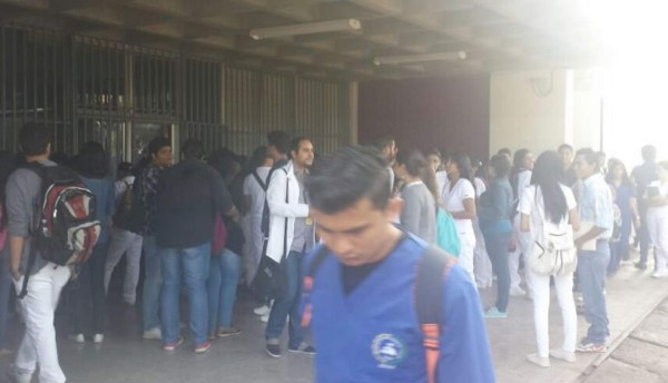 Estudiantes mantienen tomados siete edificios en la Unah