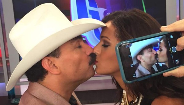 El Chapo de Sinaloa repitió el beso que le dio en vivo a Nathalia Casco. Lili Estefan subió la foto a sus redes.
