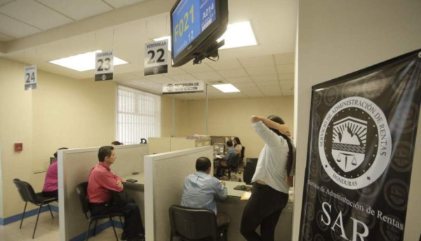 Obligados tributarios en la oficina del SAR en Tegucigalpa.