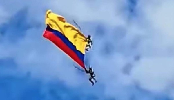 Aterrador momento en que caen al vacío dos militares desde un helicóptero en Colombia
