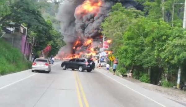 Cisterna llena de combustible se accidenta e incendia varias viviendas en Tegucigalpa