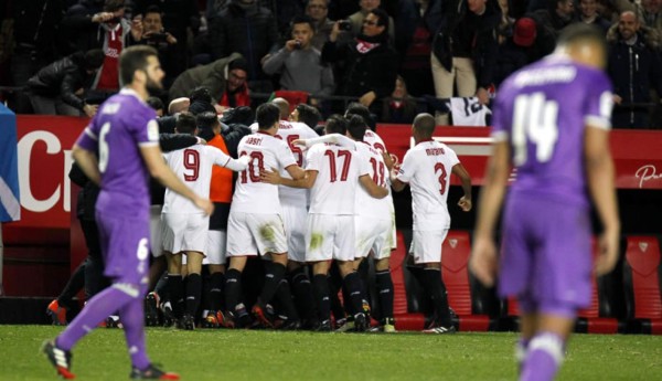 El Sevilla remonta y acaba con el invicto del Real Madrid