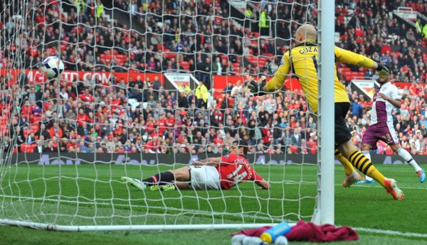 Manchester United se da un respiro goleando al Aston Villa