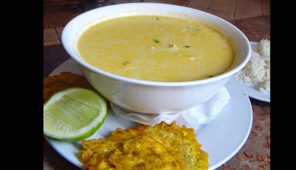 Sopa de caracolIngredientes:- 1 libra de caracol- 2 cocos rallados o 2 latas de leche de coco- 3 bananos verdes- 3 zanahorias- 2 libras de yuca (si es posible, de la amarilla)- 2 dientes de ajo- 2 cebollas grandes amarillas o blancas- 2 chiles verdes- 2 cubitos de consomé de pollo o 2 cditas. de consomé en polvo- 1/2 taza de culantro fino- 1/2 taza de culantro ancho- 1/2 barra de margarina- 1 taza de leche- 1 taza de aguaPreparación:1. Picar las cebollas, el ajo y los chiles.2. Pelar las verduras y sofreírlas (menos el banano) en margarina.3. Agregar los cubitos, el culantro fino y el ancho.4. Licuar el coco con la leche y añadir agua para colarla. La mezcla dará 3/4 de litro de leche de coco. Añádala ya colada a las verduras sofritas.5. Cocinar a fuego mediano 15 a 20 minutos.6. Agregar el banano verde y dejarlo siete minutos hasta que se ablande.7. Añadir el caracol pelado y picado en trozos pequeños. Dejarlo cinco minutos más.Consejo: al poner el caracol en la sopa se apaga la estufa porque se endurece si se cocina demasiado.