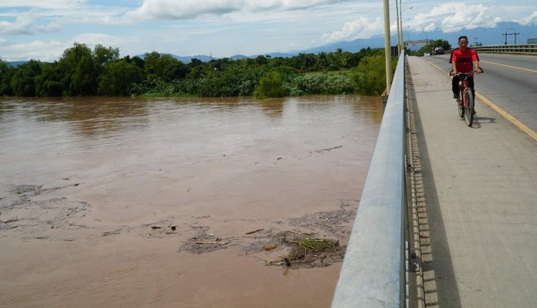 Desbordamiento de ríos inundan viviendas y causan estragos en vías