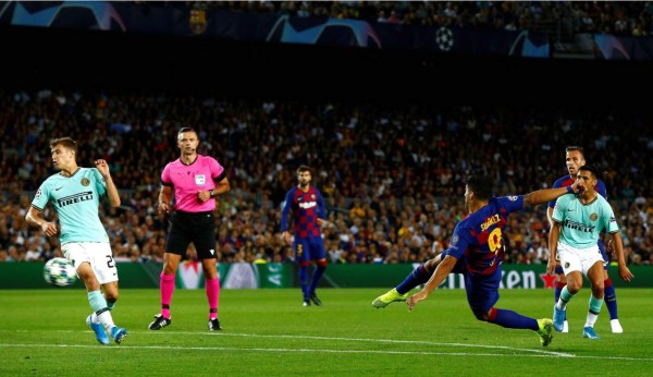 Luis Suárez al momento de la volea para su golazo contra el Inter de Milán. Foto EFE