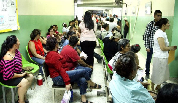 Pacientes de los hospitales regionales saturan al Mario Rivas